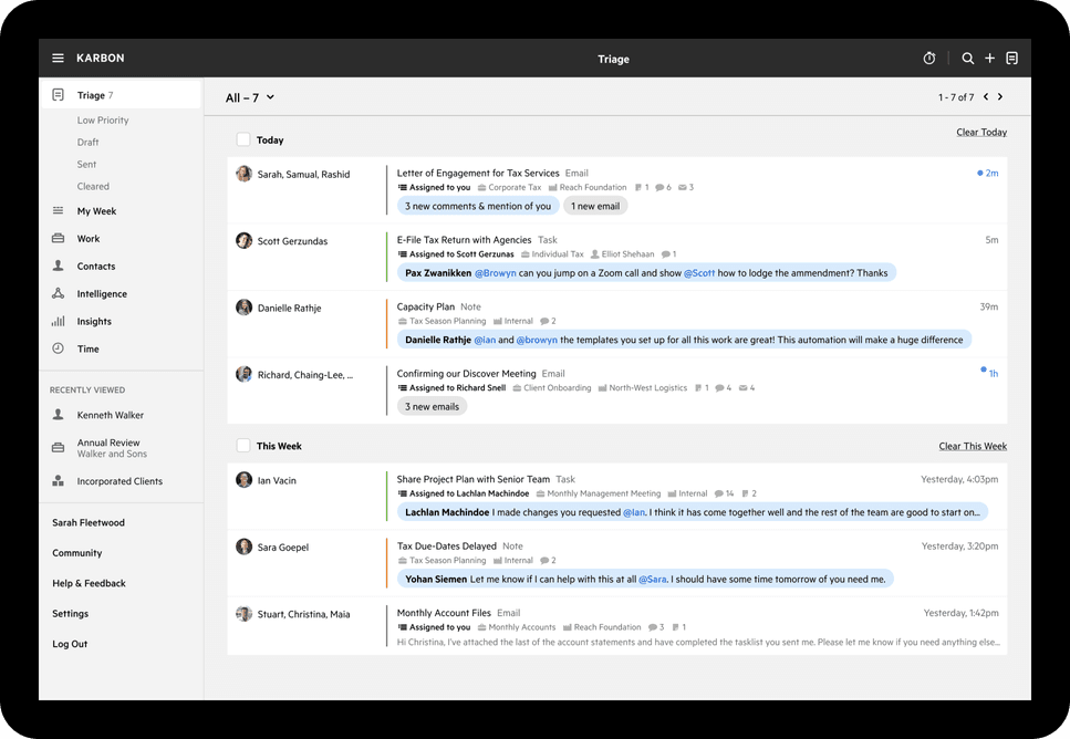 Image d'un appareil avec l'interface Karbon Triage à l'écran, démontrant la communication interne de l'équipe par le biais de commentaires par courriel.