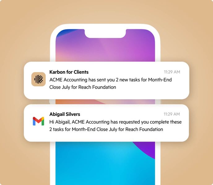 Illustration des notifications poussée mobile de Karbon pour les clients et de Gmail pour la même demande sur l'écran d'accueil d'un cellulaire.