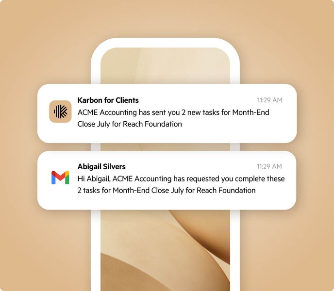 Illustration des notifications poussée mobile de Karbon pour les clients et de Gmail pour la même demande sur l'écran d'accueil d'un cellulaire.